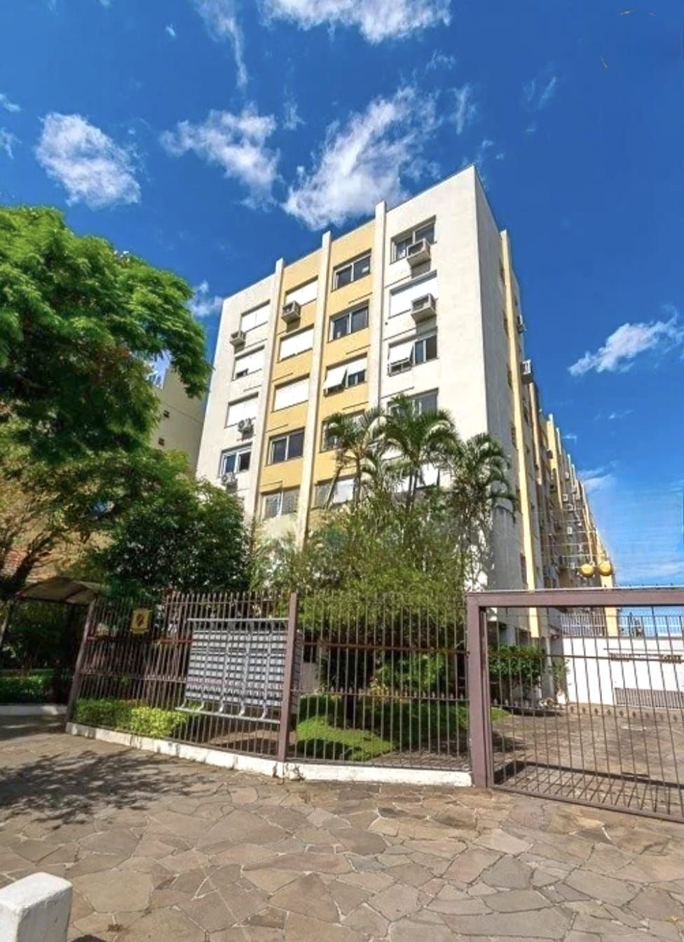 Edifício Itajubá - Apartamento a venda com 3 dormitórios no Bairro Menino Deus