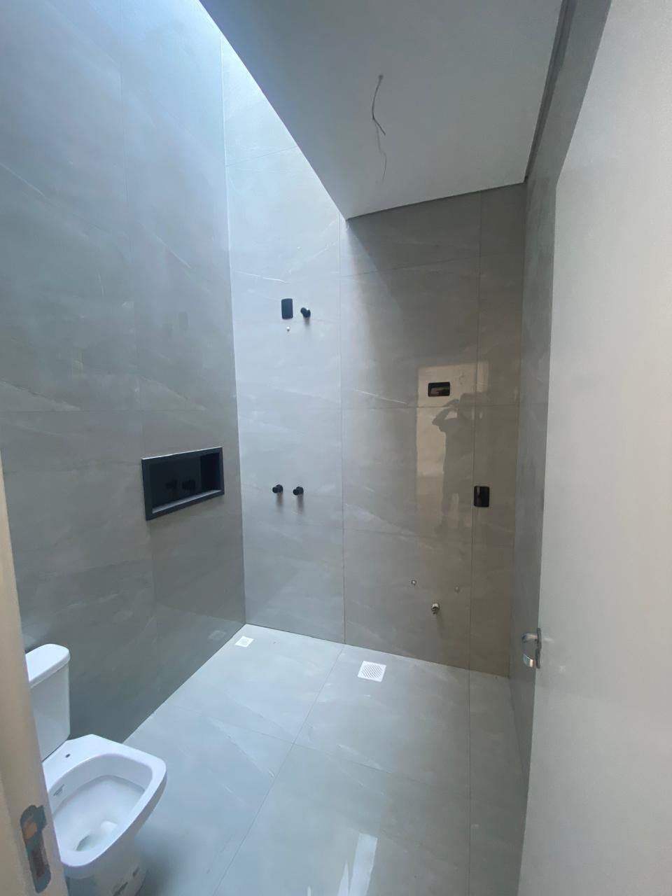 Casa em Condomínio 3 dorm, 151m², sala, cozinha, banheiro, varanda, churrasqueira. — foto 4