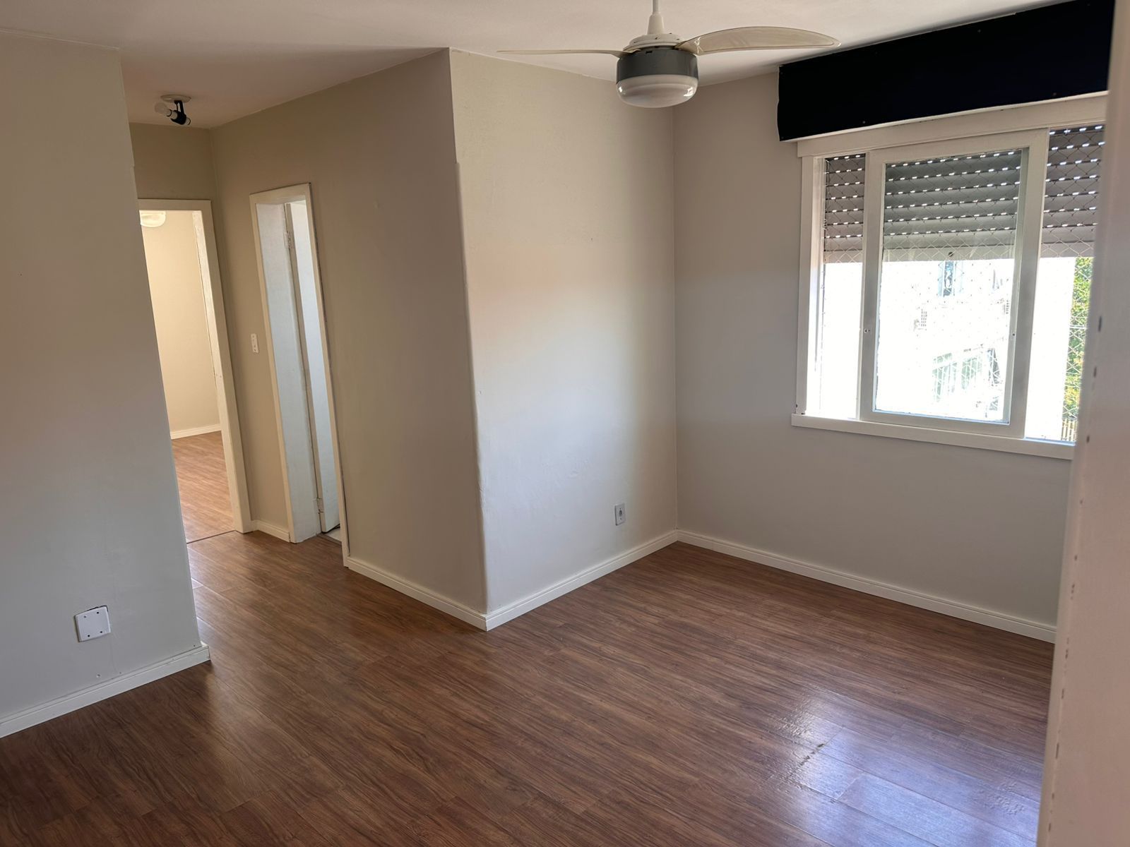 Apto reformado de 2 dormitórios, sala, cozinha, banheiro. — foto 4