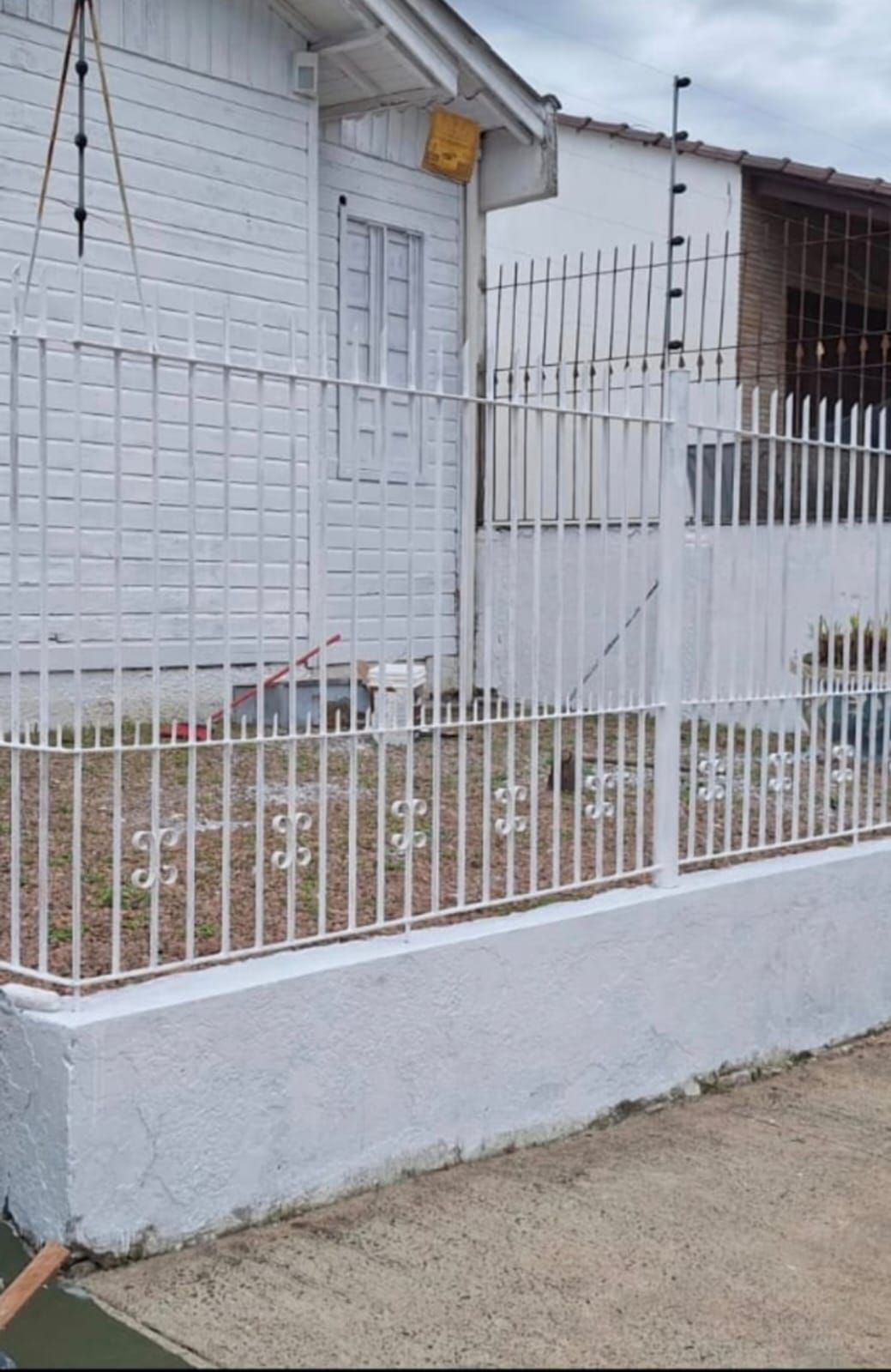 Salão Comercial ou Residencial, em ótima localização, com sala auxiliar, 3 banheiros, e pátio. Terreno 10x30. — foto 2