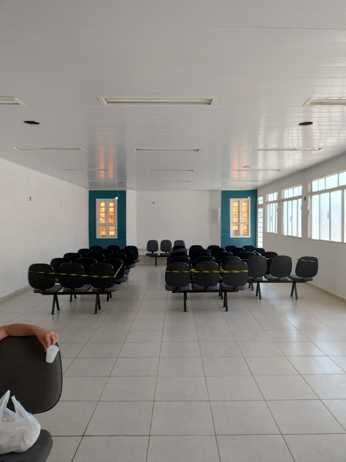 Salão Comercial ou Residencial, em ótima localização, com sala auxiliar, 3 banheiros, e pátio. Terreno 10x30. — foto 3