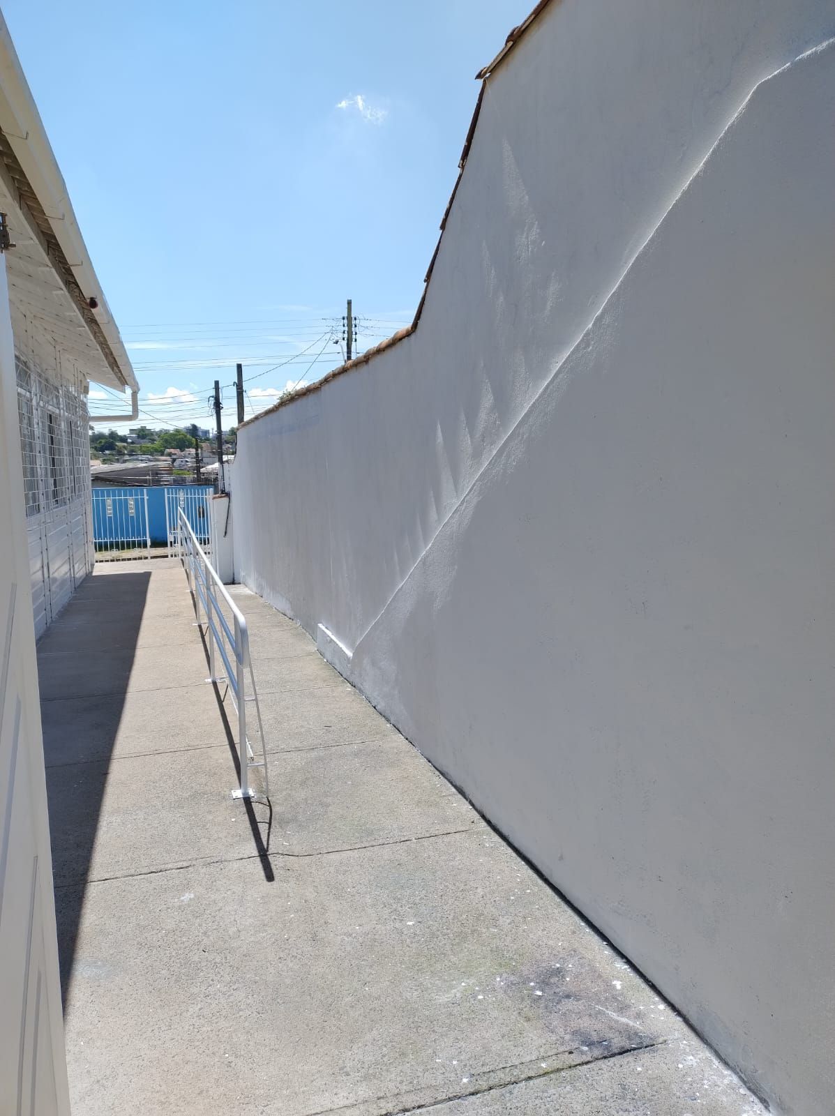 Salão Comercial ou Residencial, em ótima localização, com sala auxiliar, 3 banheiros, e pátio. Terreno 10x30. — foto 4