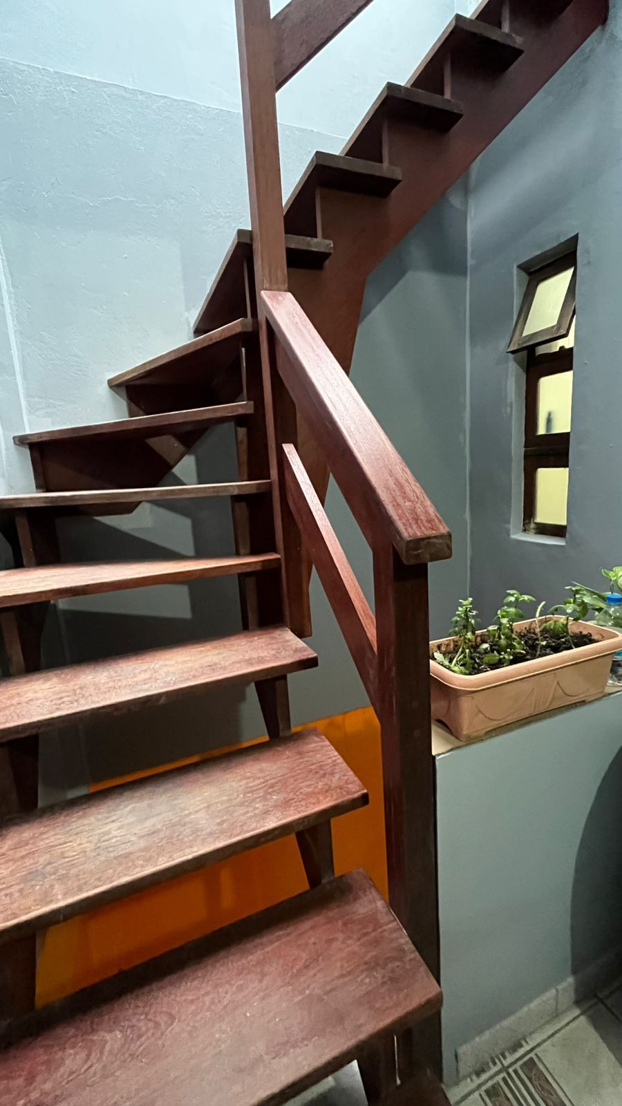 Sobrado Imponente com 4 Andares e 230m² – Garden Privativo e Lareira | R$ 1.480.000