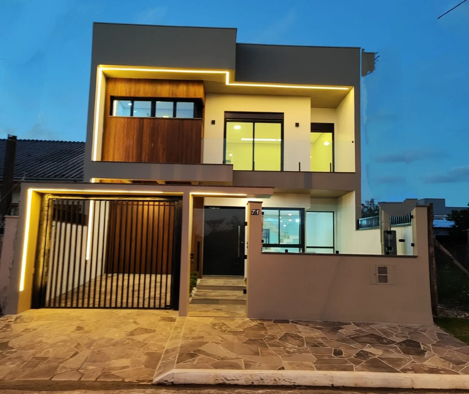 Casa, 5 dormitórios no bairro Harmonia em Canoas para Comprar