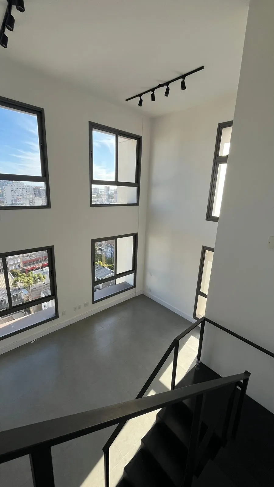 Duplex Moderno no Centro com Pé-Direito Alto, Churrasqueira e Infra Completa
