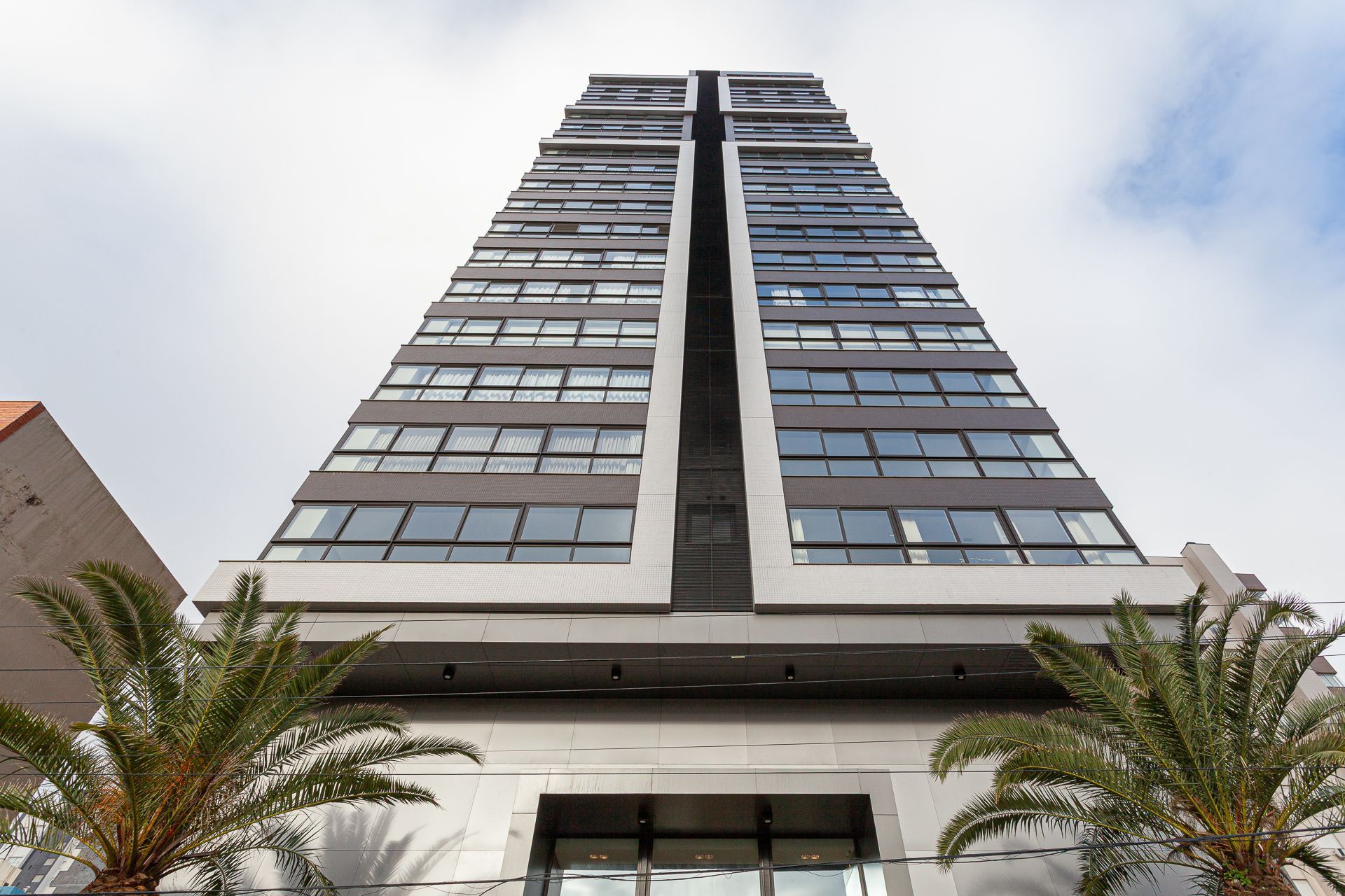 Studio de 50m² no 21° Andar do Ed. Maui com Rooftop junto às Quatro Praças em Torres