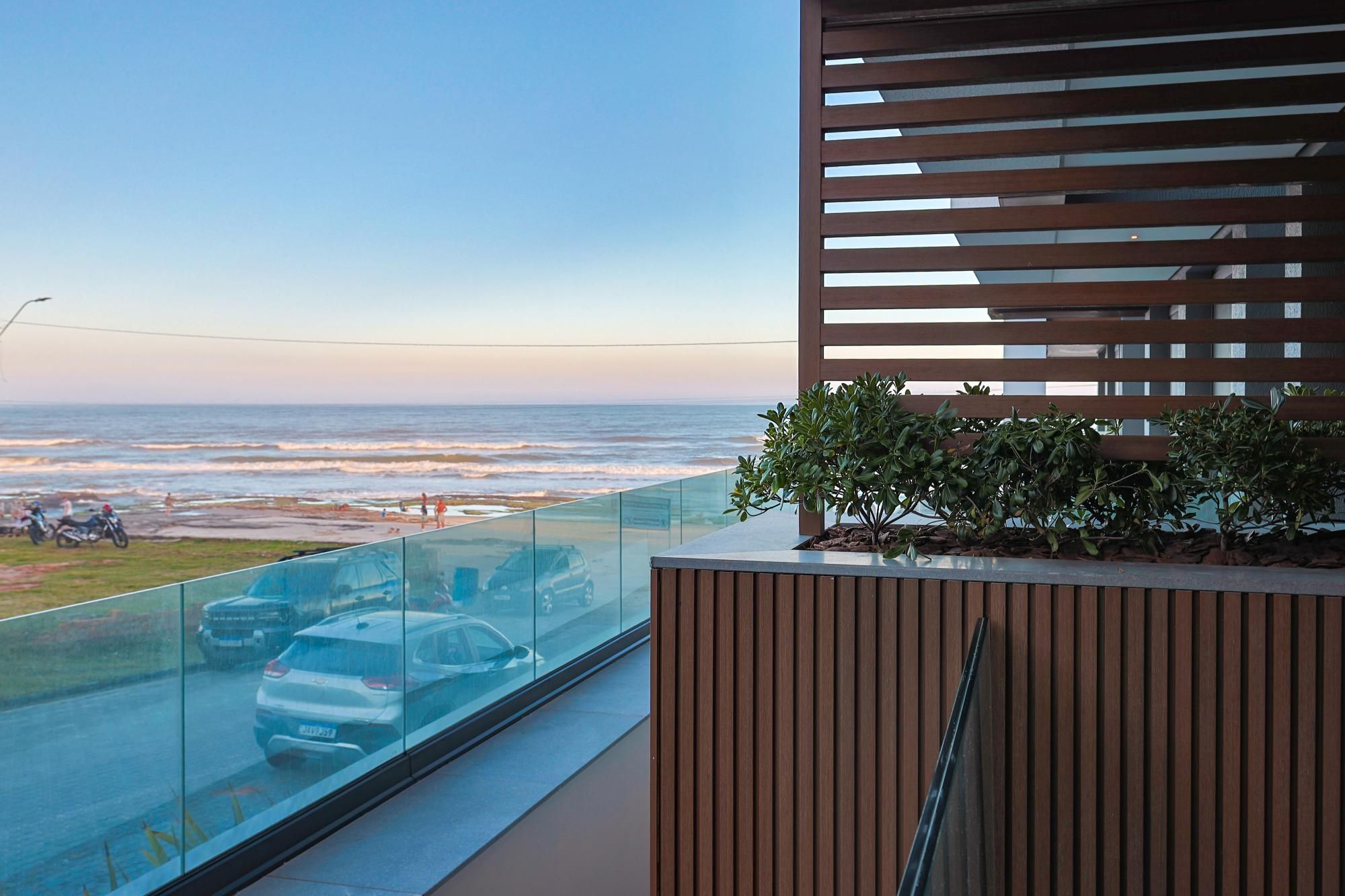 Apartamento Brisa 104 no Aura Beira-Mar — Praia da Cal, Torres/RS | 87m², 2 Suítes, Pé na Areia, Design Contemporâneo
