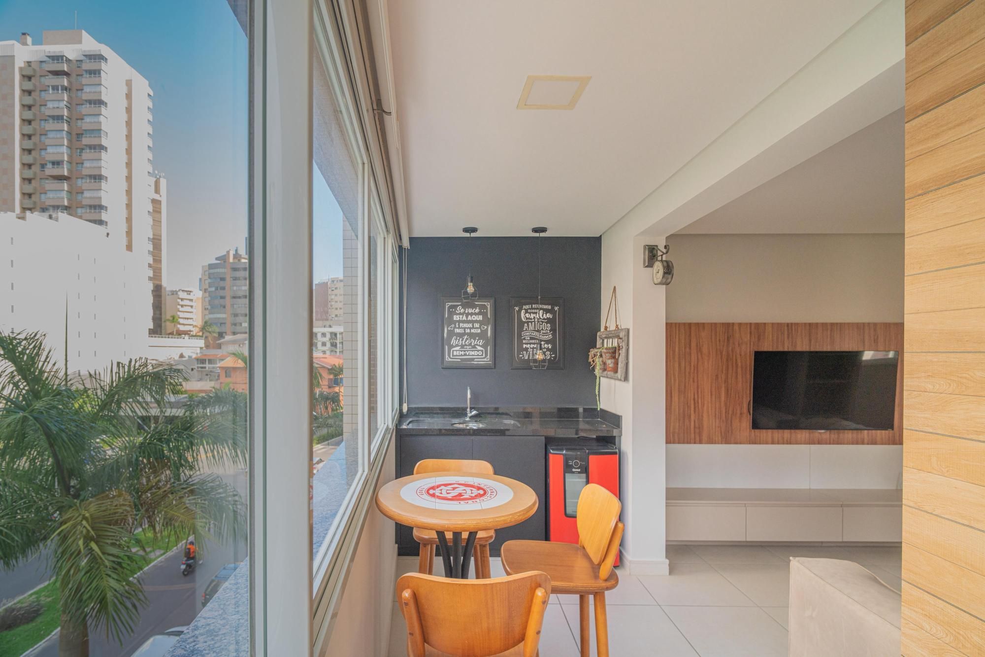 Apartamento mobiliado, de 2 dormitórios e 1 suíte, com posição solar Leste