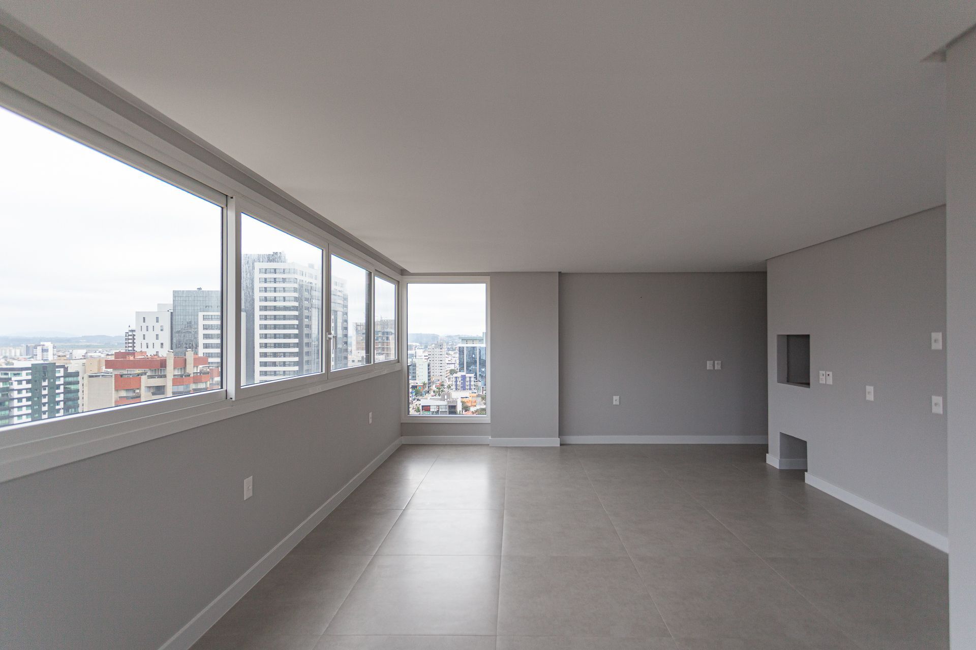 Apartamento de 77m² no 21° Andar do Ed. Maui - Andar Alto com Vista Única em Torres