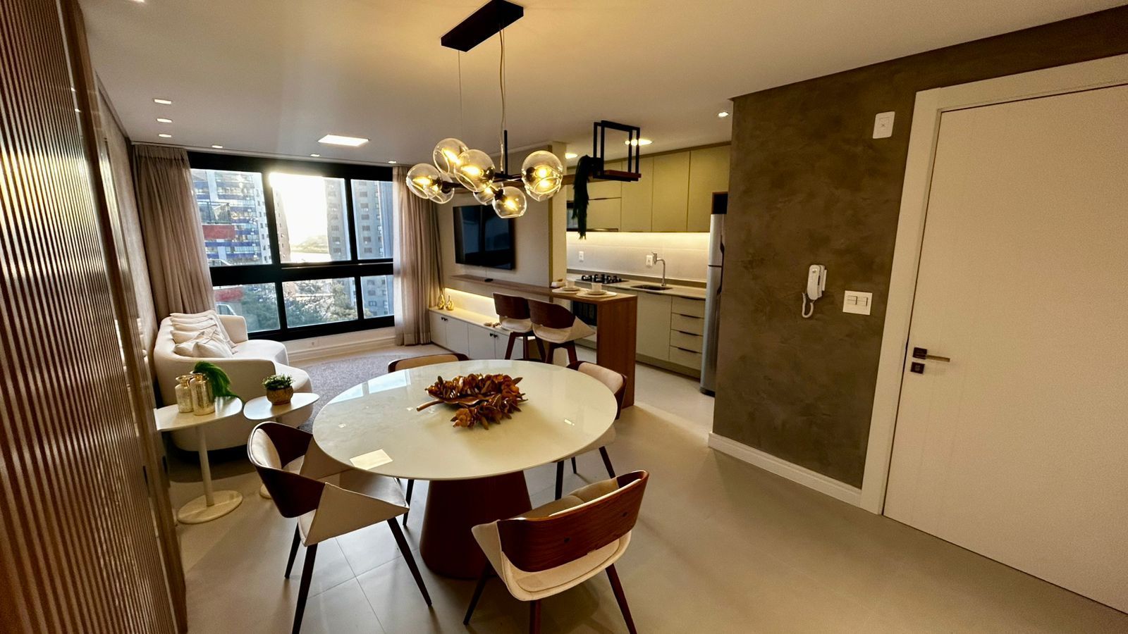 Apartamento com 2 suítes, mobiliado e com 1 vaga no Ed. Freedom em Torres