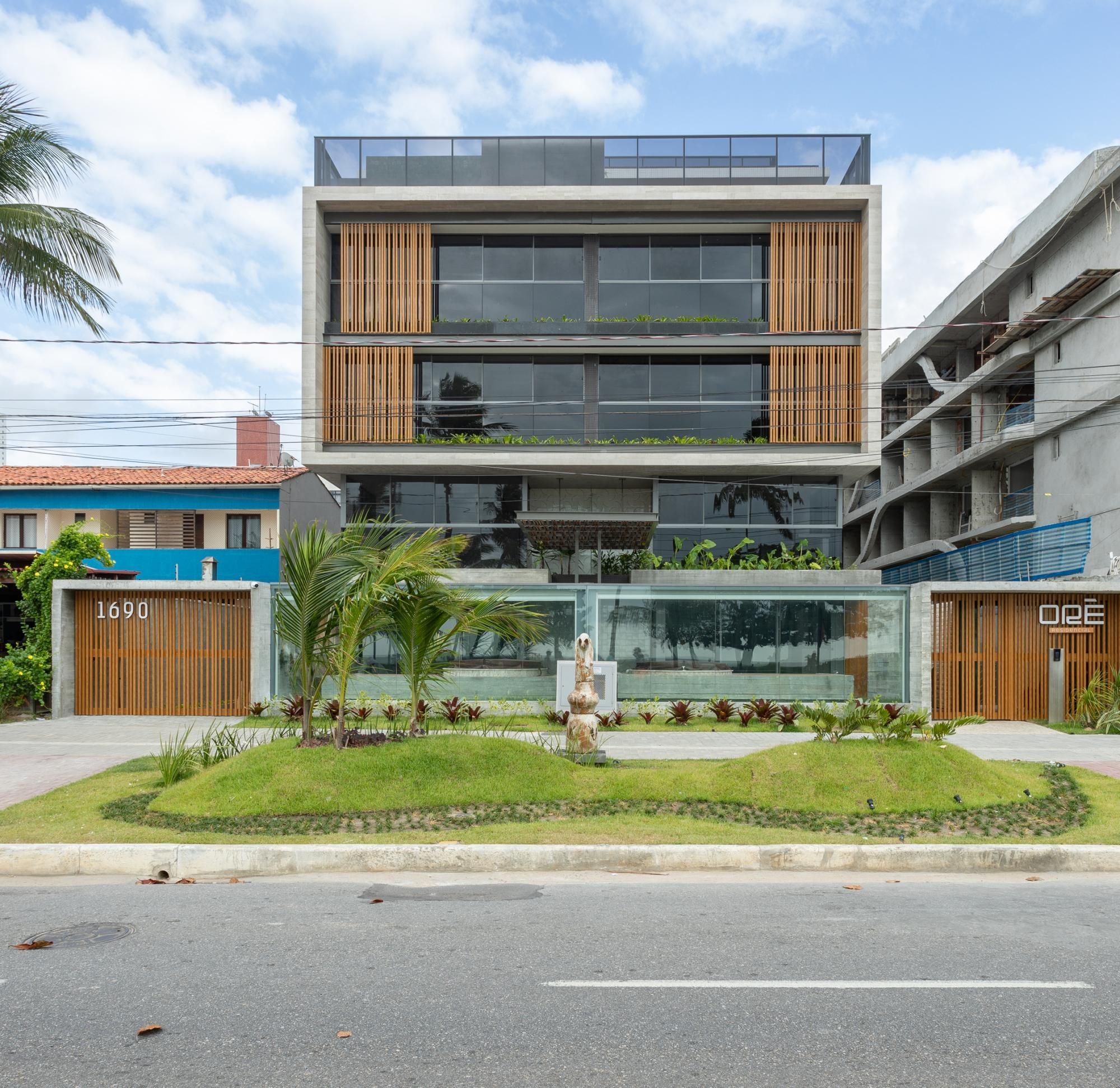 Apartamento à venda com 3 quartos, 226m² - Foto 2