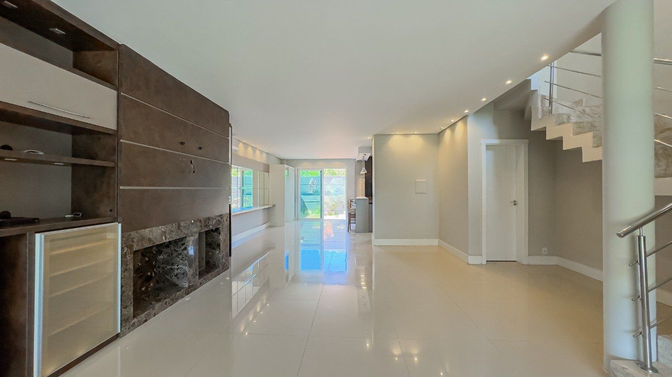 Casa de Condomínio à venda com 3 quartos, 234m² - Foto 2
