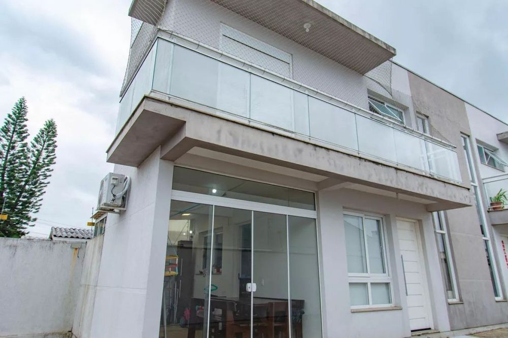 Casa de 3 dormitórios e 2 vagas de garagem em Canoas.