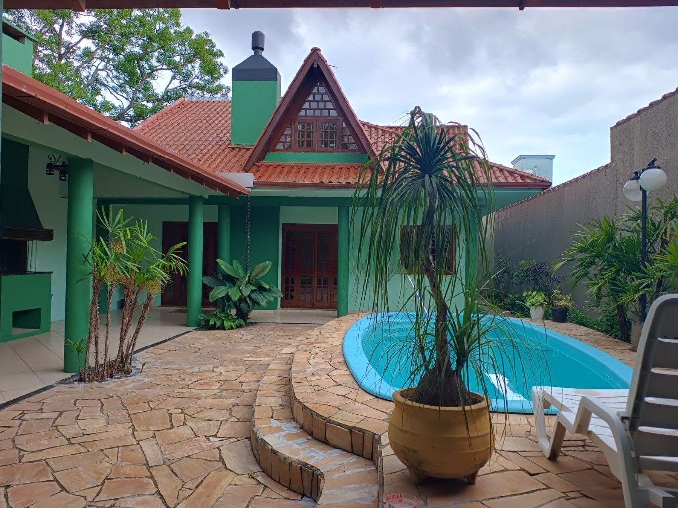 Casa semi mobiliada de 224m² com 3 quartos, 2 vagas de garagem em Canoas.