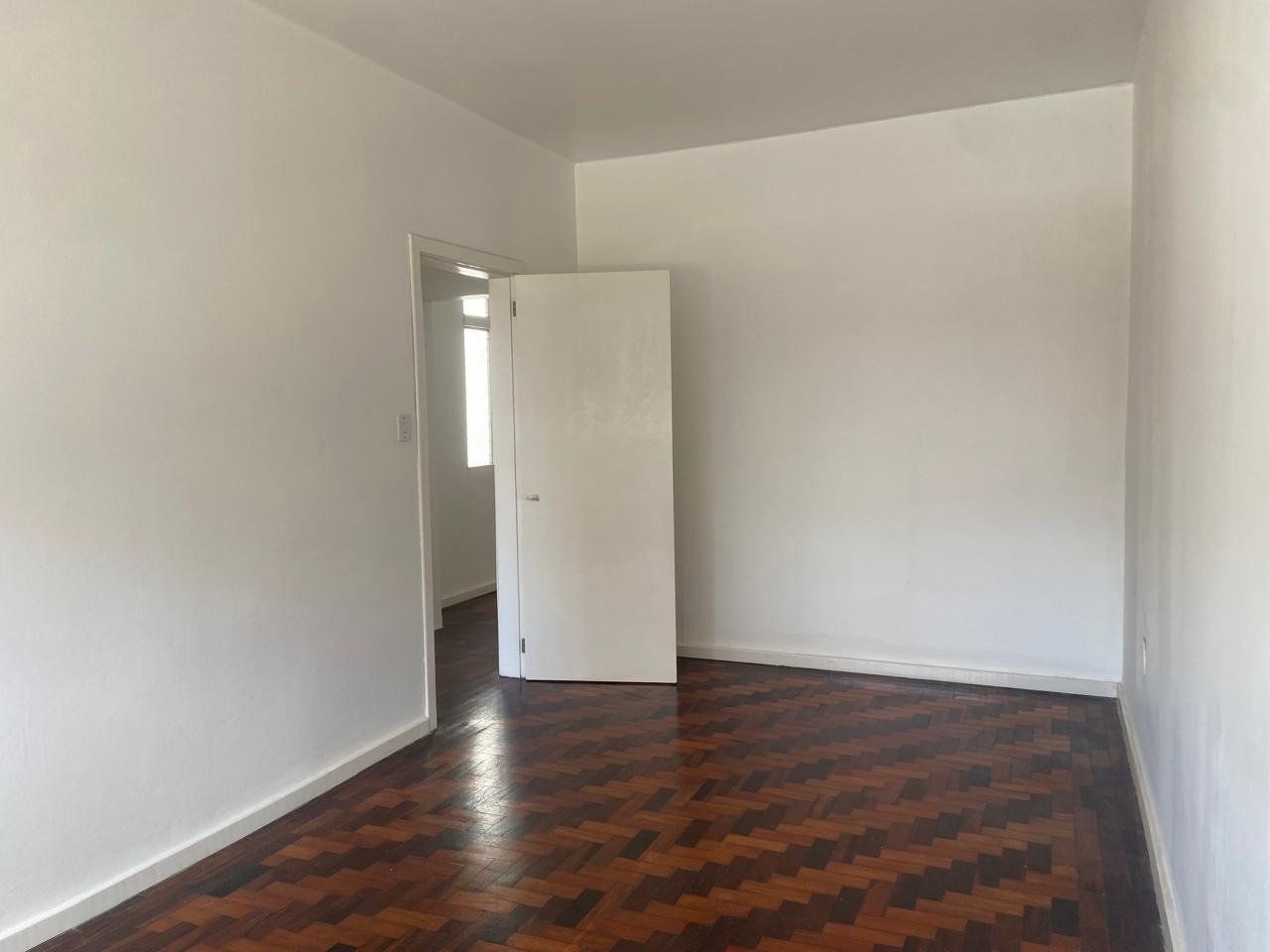 Apartamento com 2 quartos, portaria 24 horas no bairro Menino Deus.