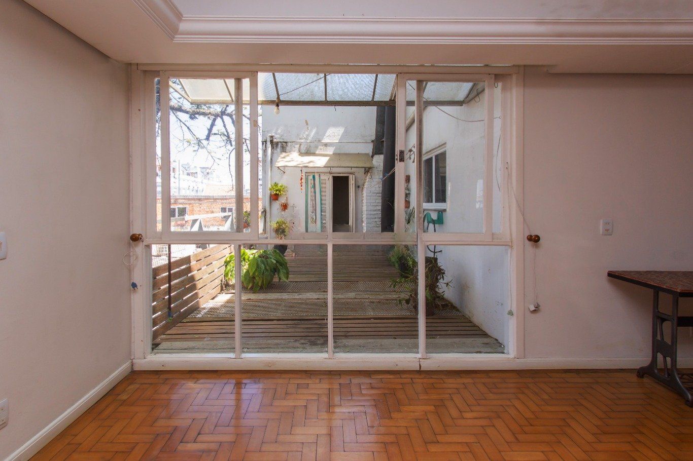 Apartamento garden, 3 dormitórios, 2 suítes, e 131m² privativos no Menino Deus.