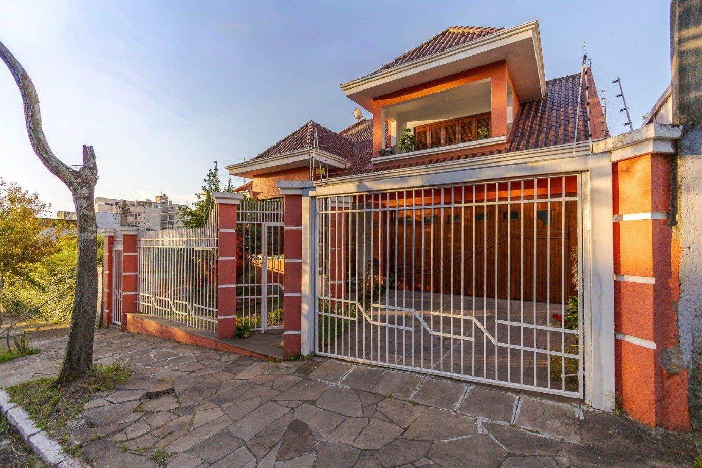 Casa de 297m² no centro de canoas, com 3 quartos, 1 suíte e 3 vagas de garagem.