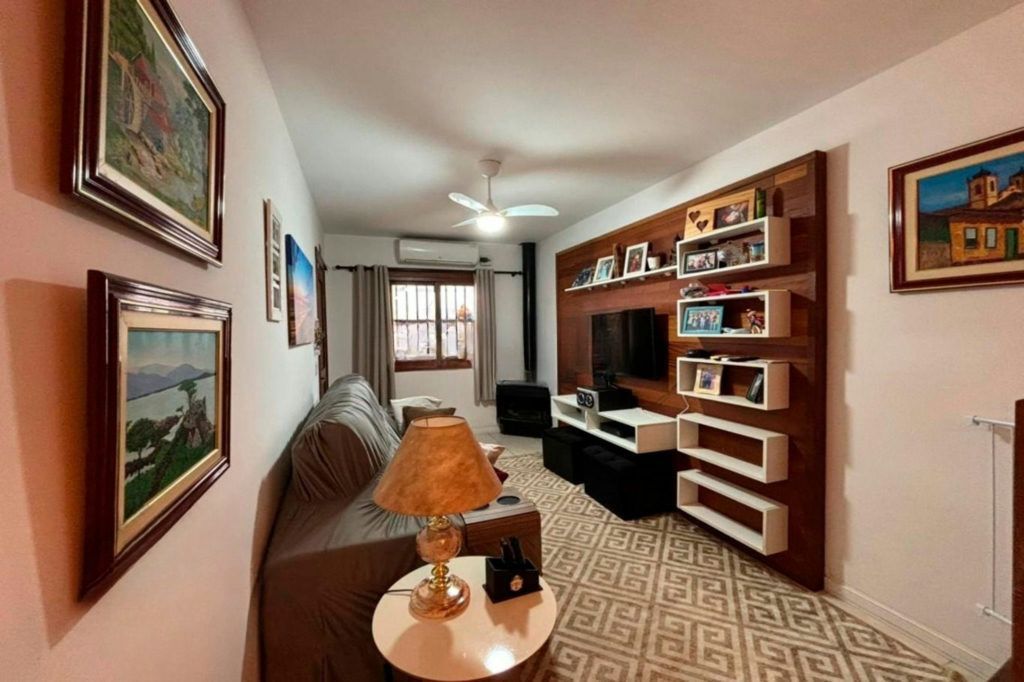 Casa com 3 quartos, 2 vagas, Patio com churrasqueira no bairro Aberta dos Morros