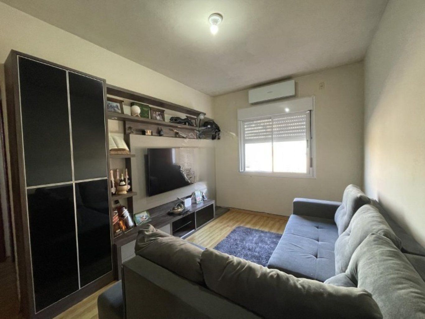 Casa geminada com 3 quartos, vaga de garagem e sacada no bairro Jardim Sabara