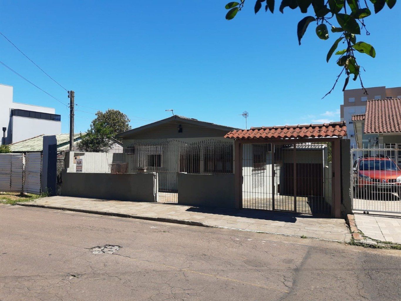 Casa com 3 quartos e 2 vagas de garagem coberta em Cachoerinha.