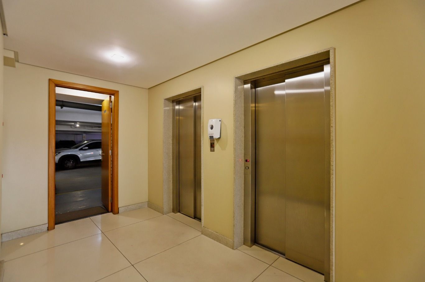 Apartamento à venda com 2 quartos, 64m² - Foto 24