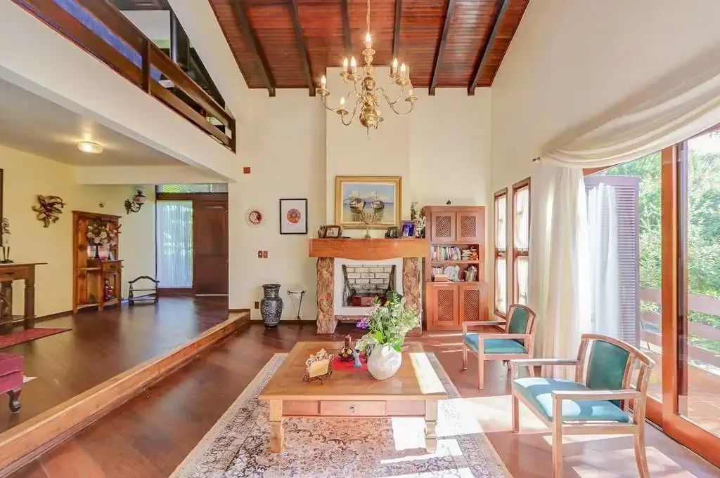 Casa em condominio, 3 quartos, 3 suítes 2 vagas e piscina na Cavalhada.