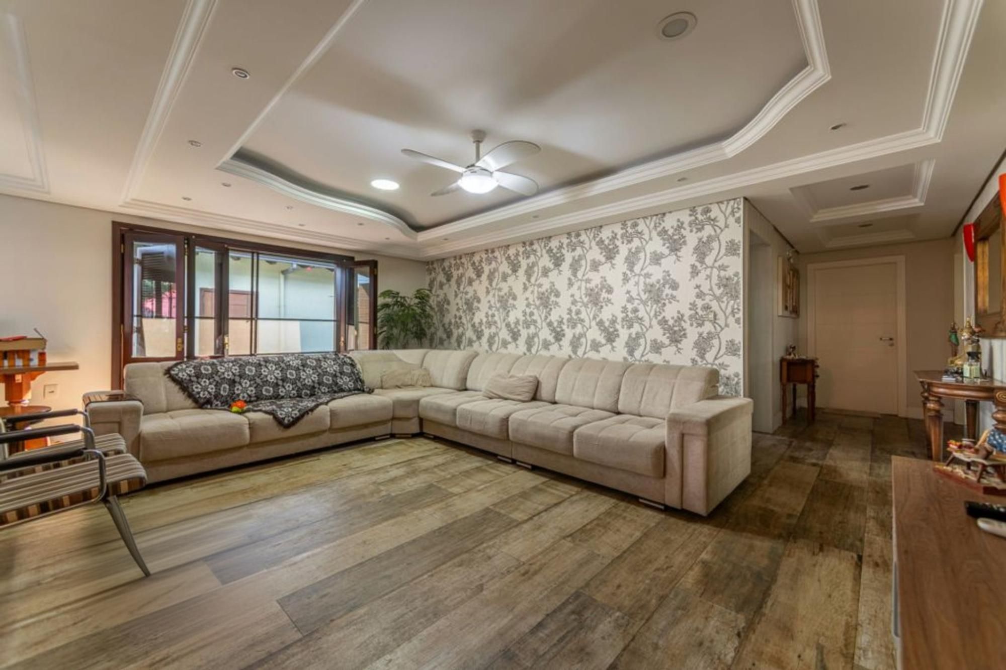 Casa com 4 quartos,1 Suite, 2 vagas e 450m² à venda em Sarandi.