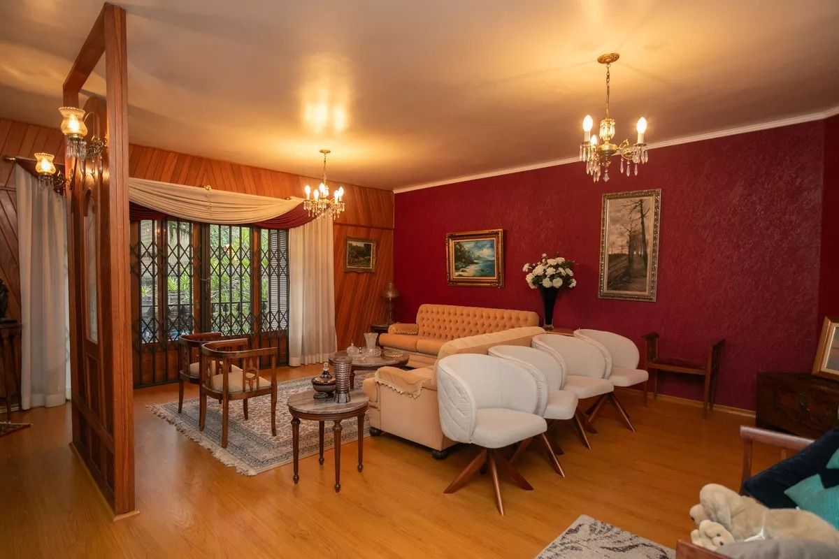 Casa à venda com 280m², 4 quartos e 2 vagas no bairro Auxiliadora