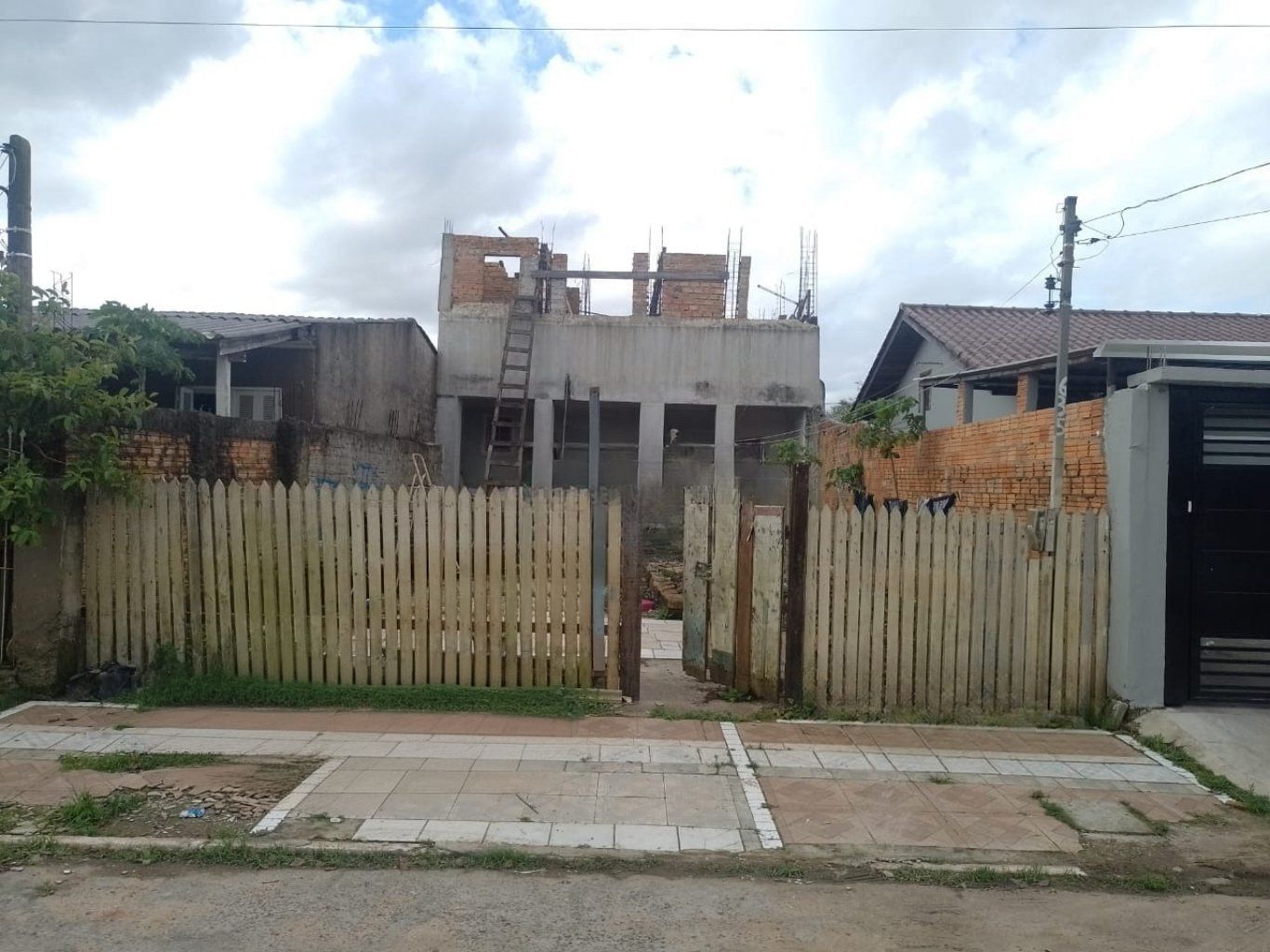 Casa 1 dormitório com 1 vaga de garagem no bairro Mato Grande em Canoas.