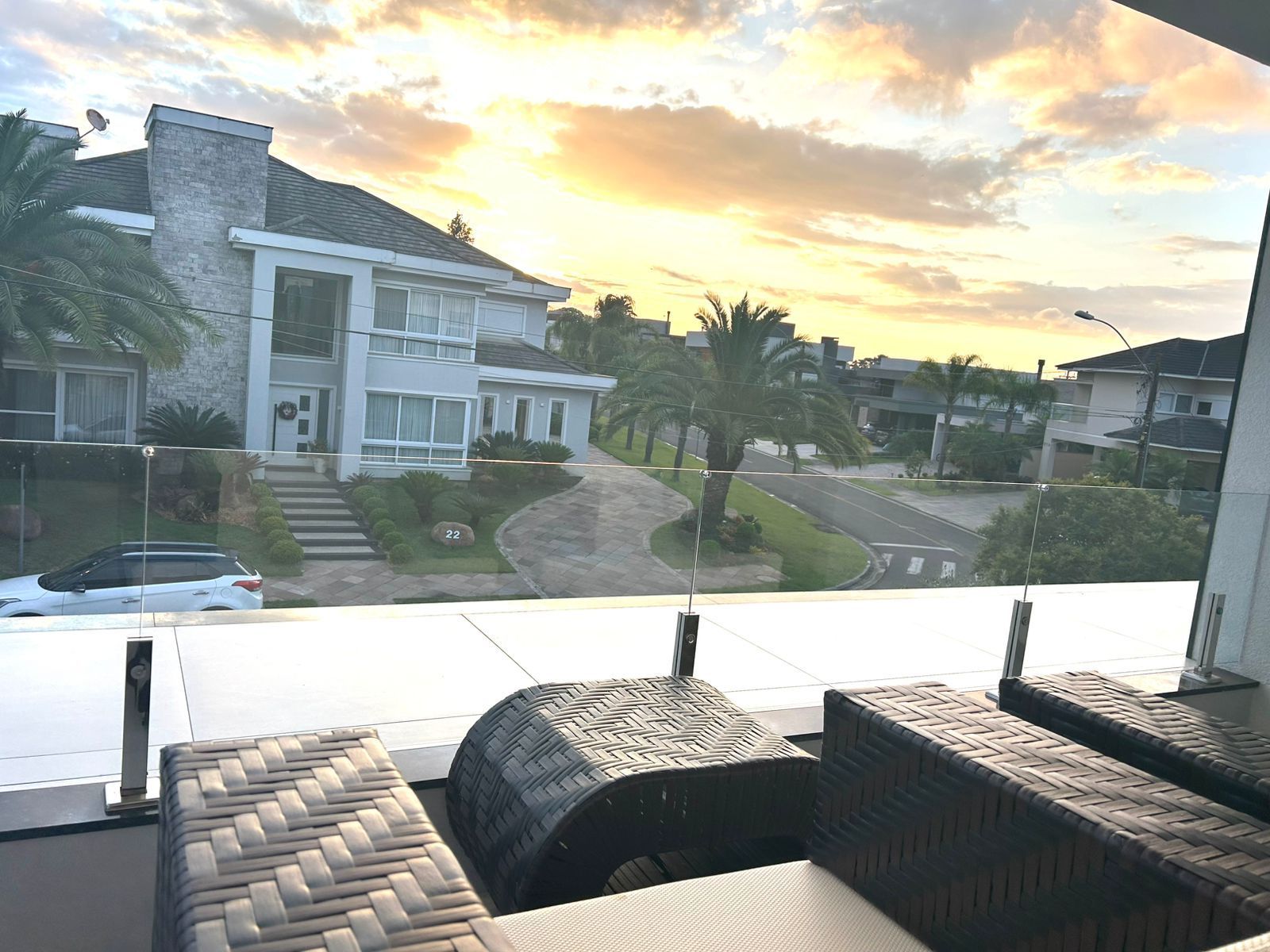 Casa Alto Padrão com 3 Suítes e Piscina no Alphaville