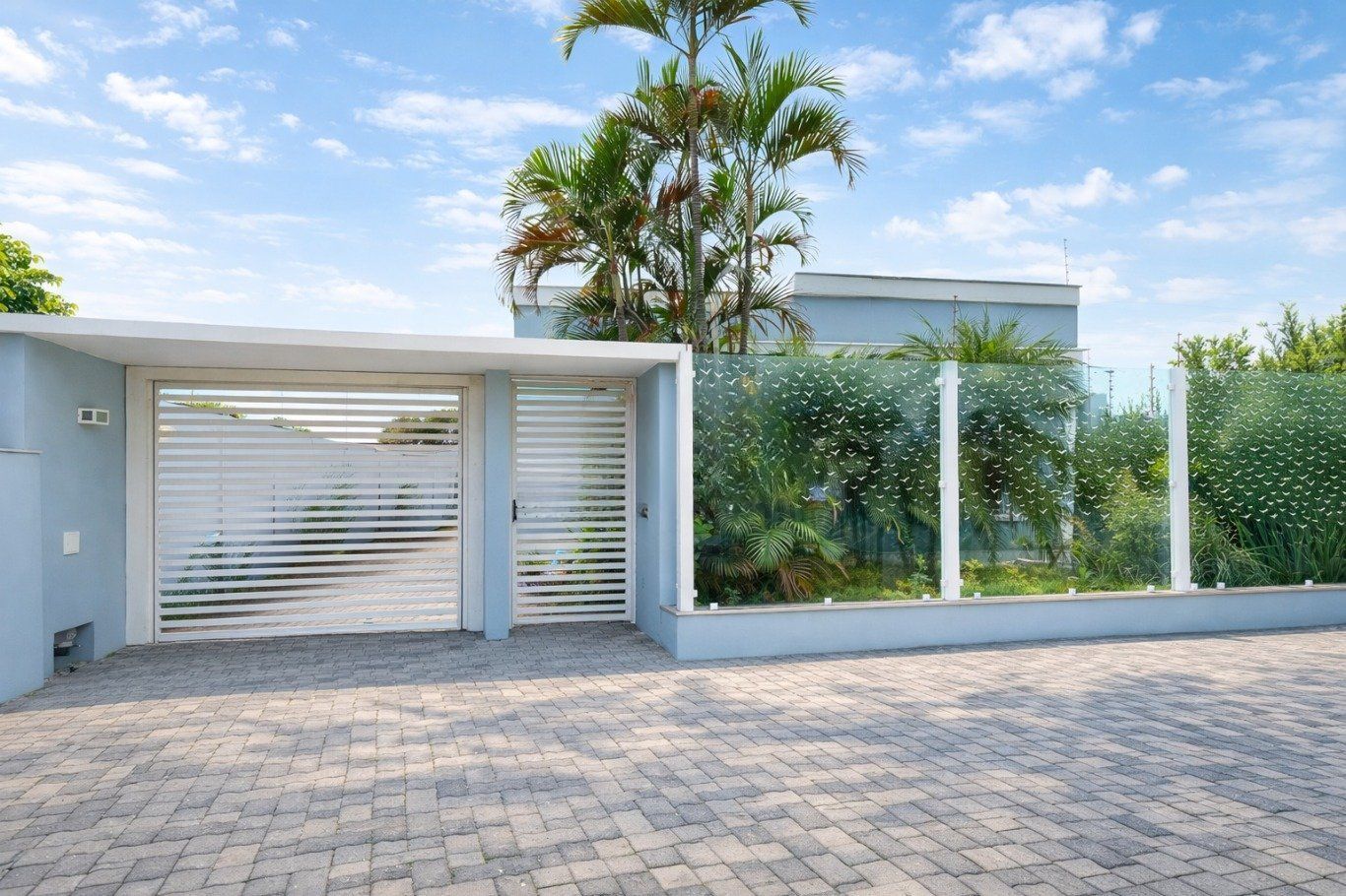 Casa  de 4 Dormitórios e 3 vagas de garagem em Canoas.