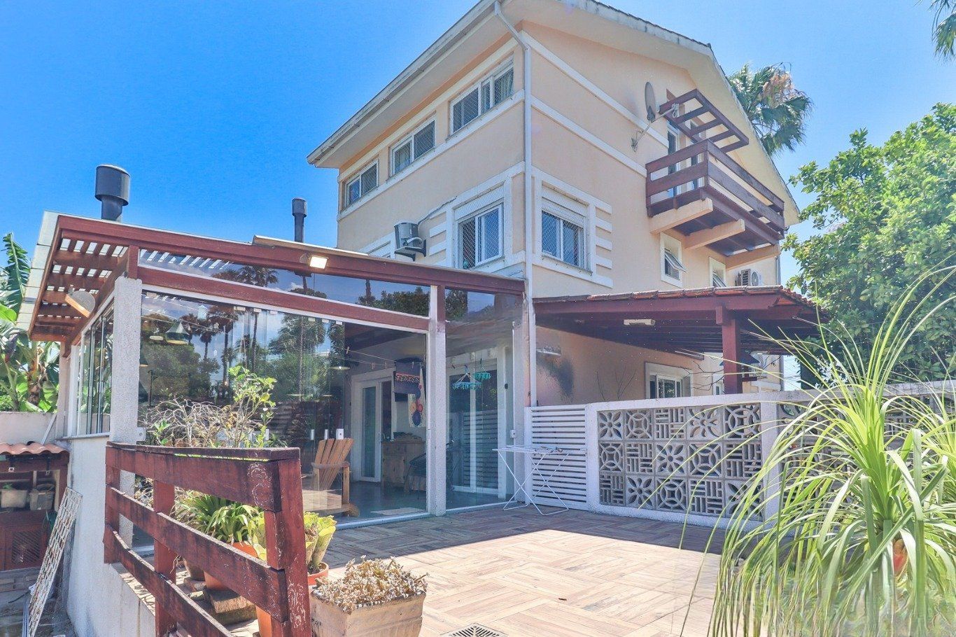 Casa em Condomínio com 3 Dormitórios e Energia Solar na Lomba do Pinheiro