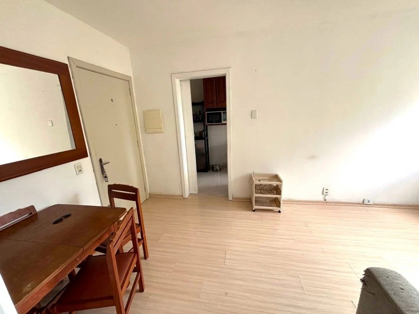 Apartamento com 1 quarto, mobiliado e sol da manha no bairro Morro Santana