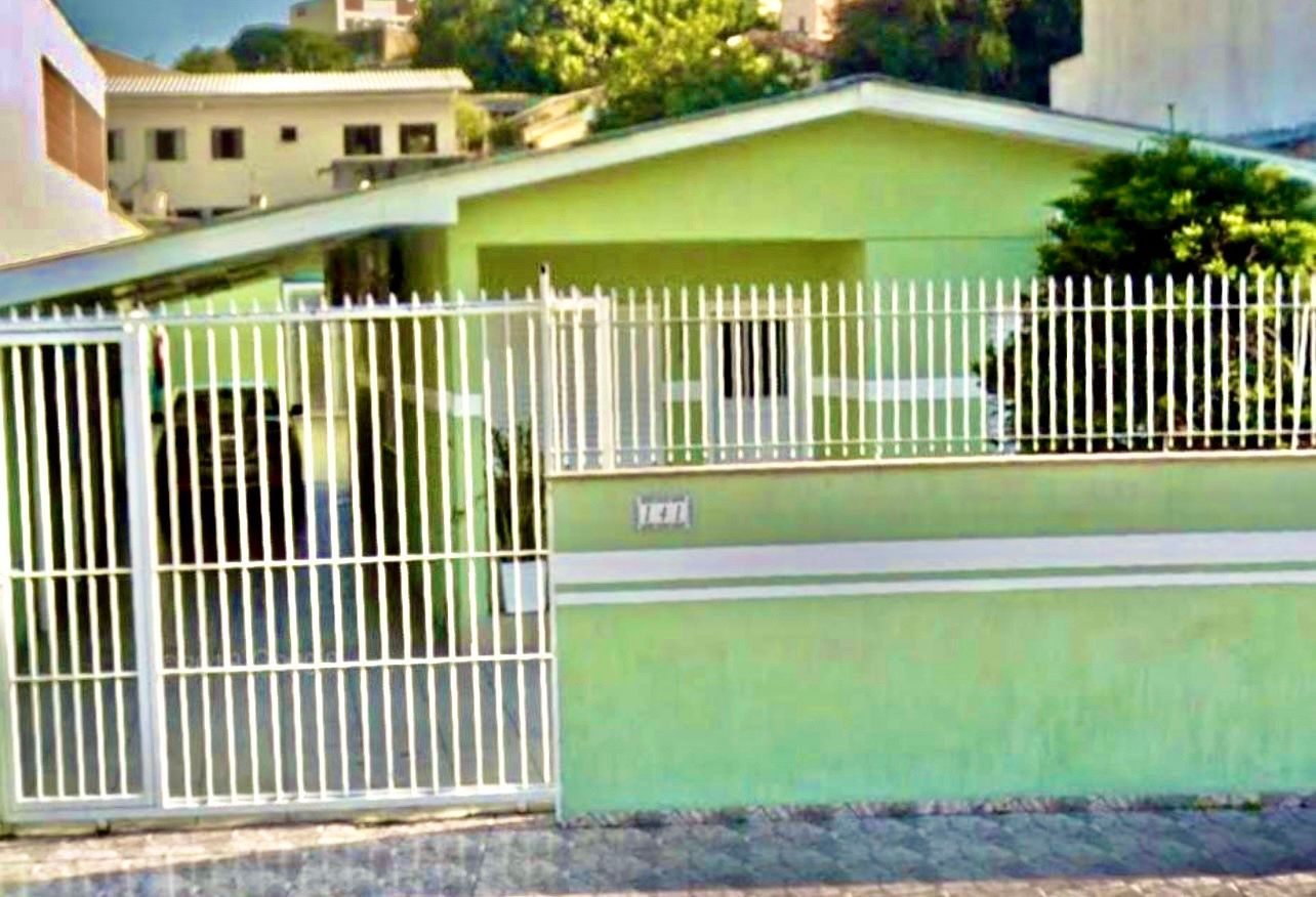 Casa com 3 dormitórios e edícula 1 d no Bairro Jardim Floresta