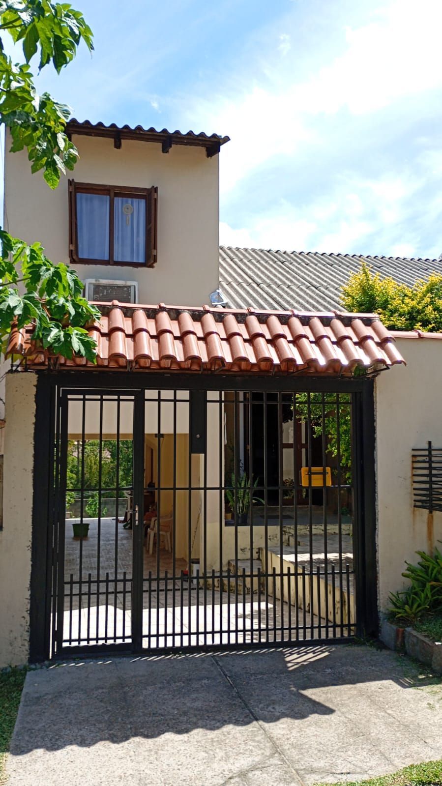 Casa de 2 quartos, churrasqueira, pátio, 2 vagas no bairro Lomba do Pinheiro