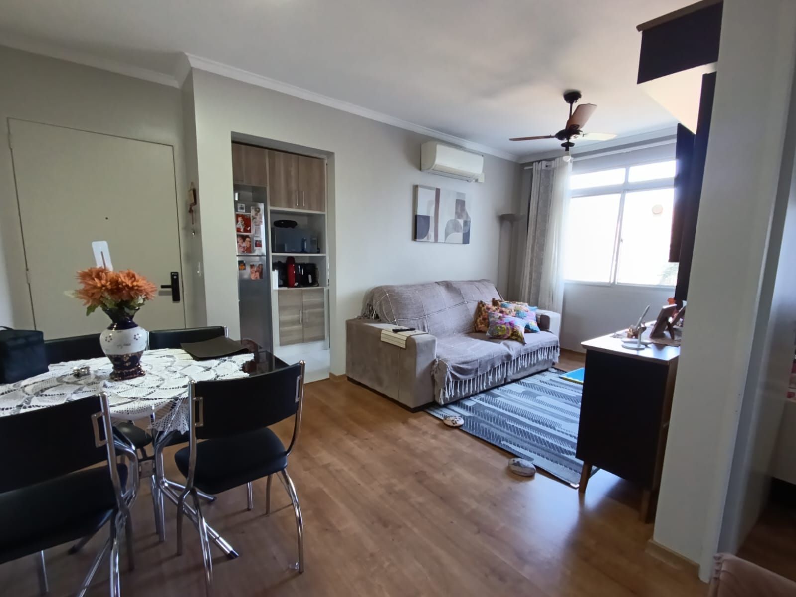 Apartamento semi mobiliado de 3 quartos e 1 vaga no bairro Sarandi.