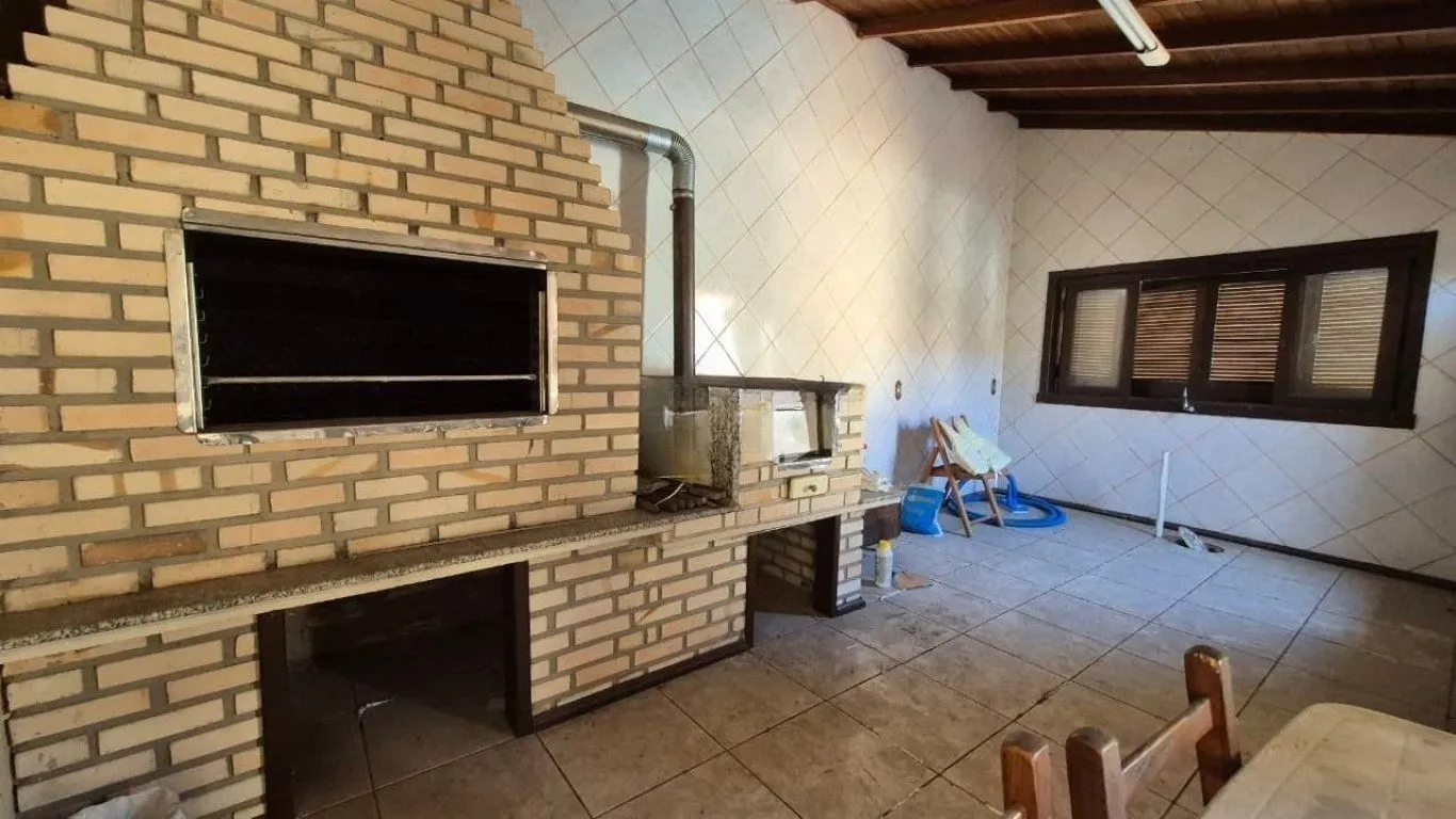 Casa de 3 quartos e 5 vagas de garagem em Canoas.