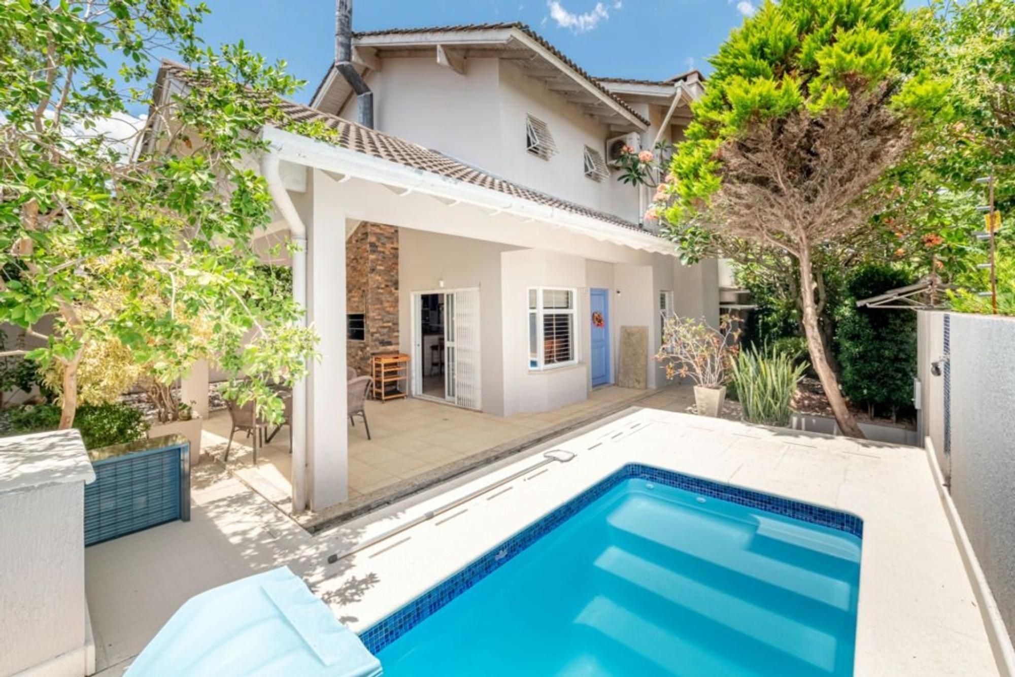 Casa 3 Dormitórios com Suíte e Piscina no Teresópolis