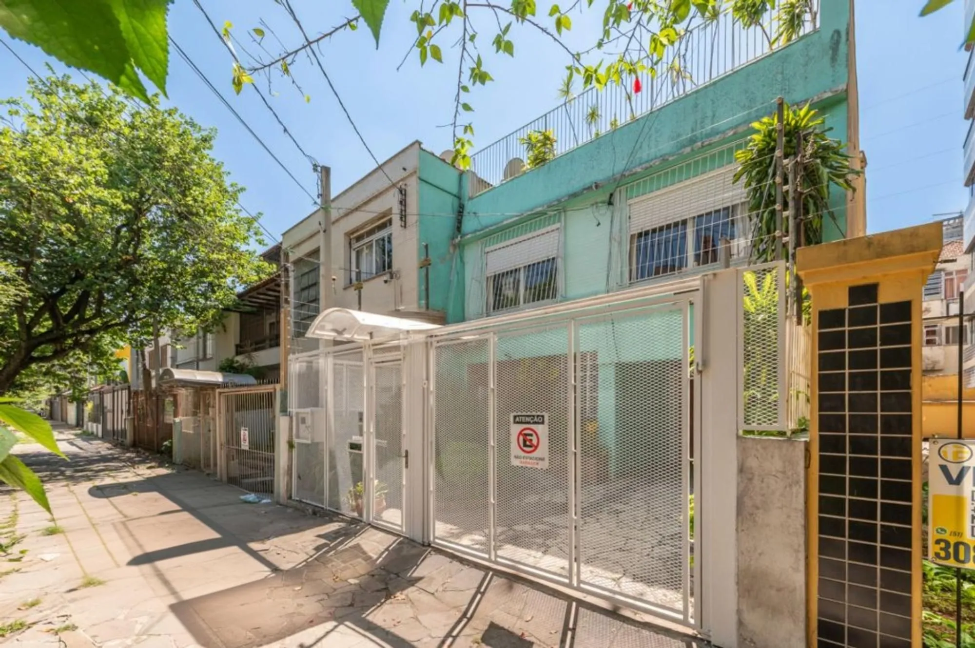 Casa, 3 dormitórios no bairro Rio Branco em Porto Alegre para Comprar