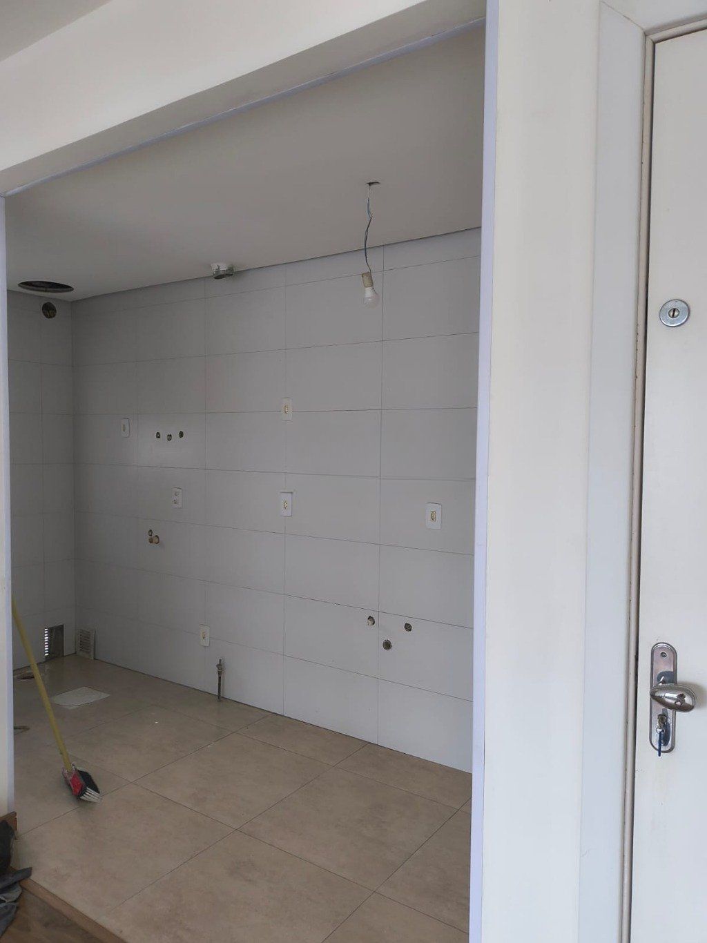 Apartamento de 2 quartos, elevador e 1 vaga no bairro Jardim Leopoldina.