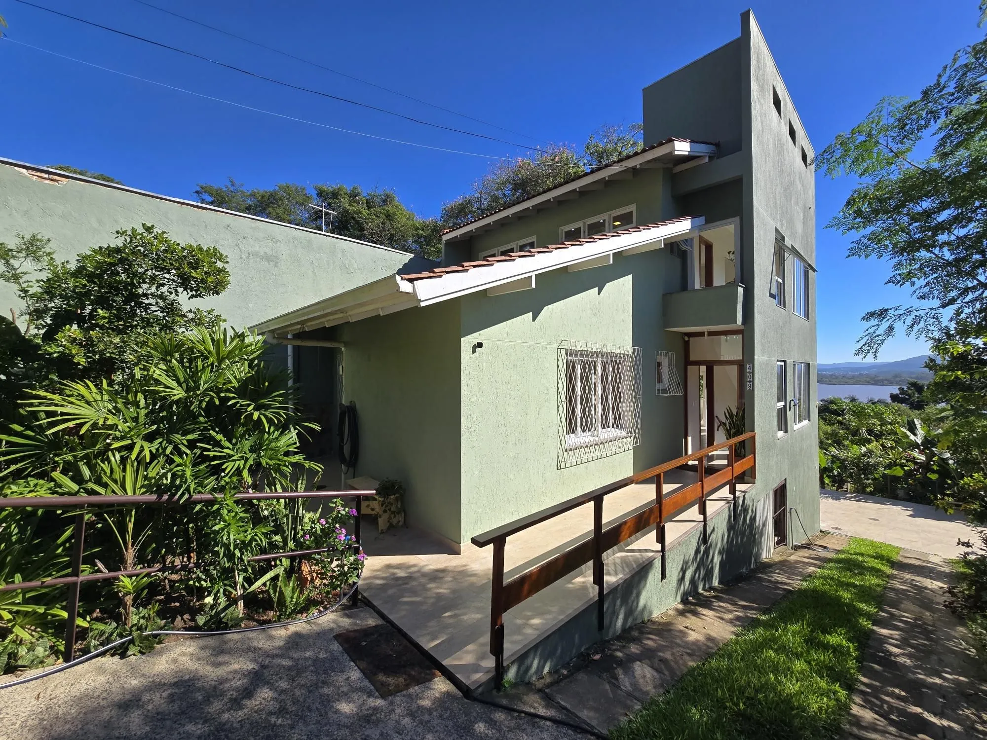 Casa 3 dormitórios, 1 suíte, 4 vagas 210 m² privativos no Belém Novo.