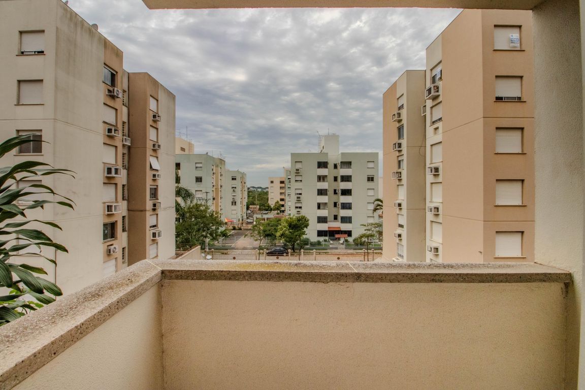 Apartamento 2 dormitórios com Sacada e 1 vaga de garagem na Rua Sadi Castro.