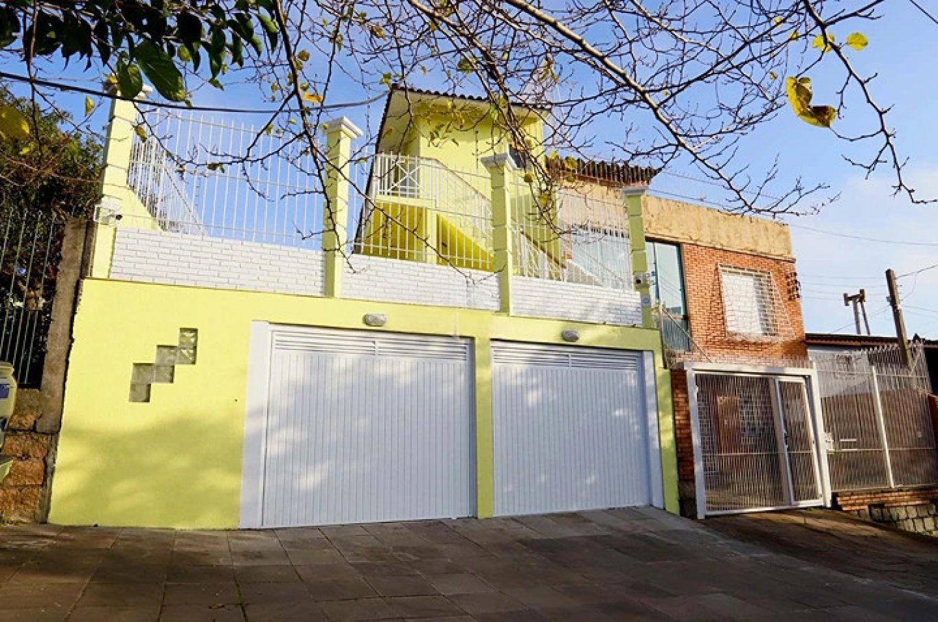 Casa com pátio, piscina e churrasqueira, no Bairro Nonoai