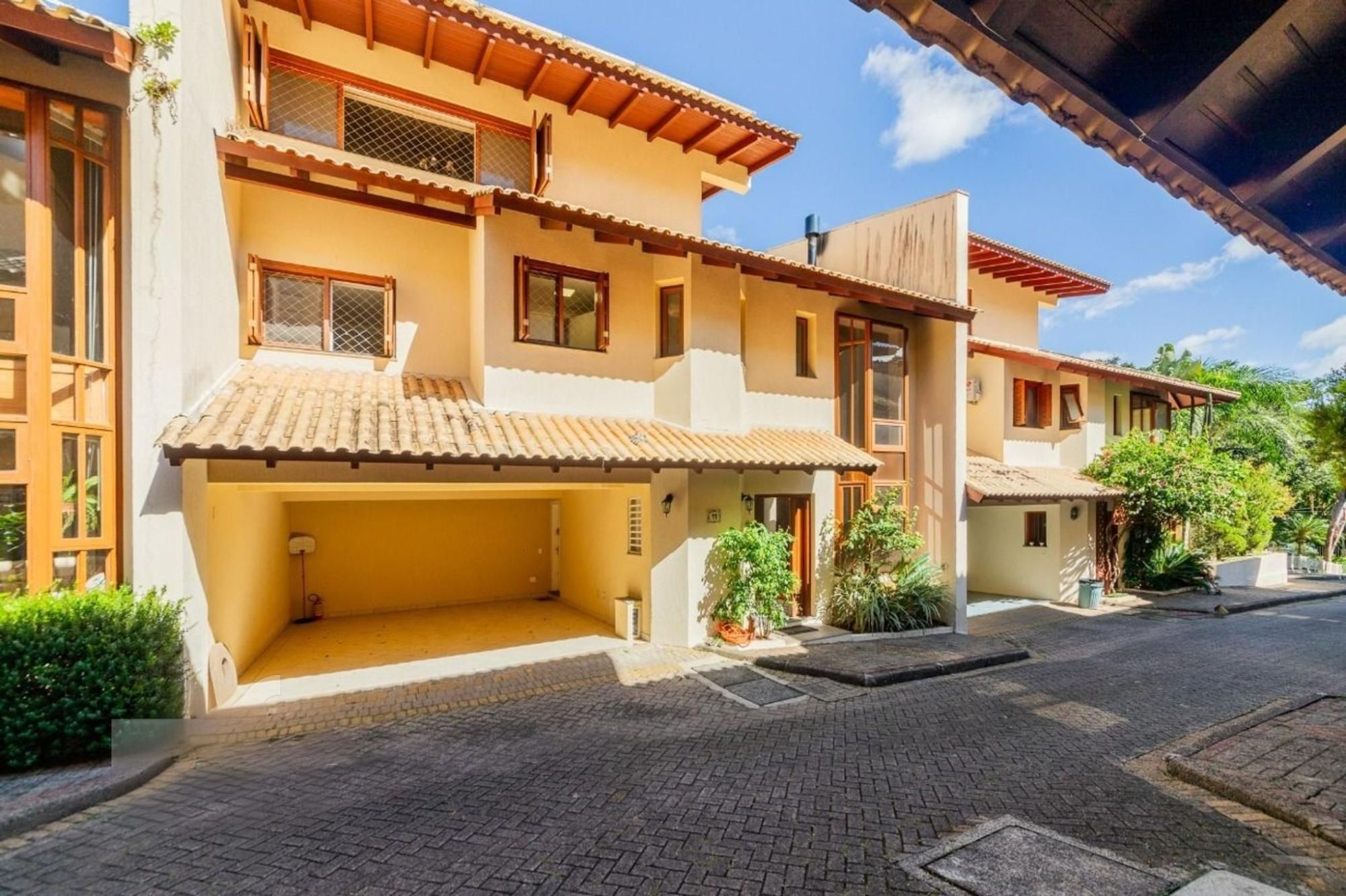 Casa de Condomínio à venda com 390m², 5 quartos, 3 suítes, 2 vagas no bairro Boa Vista em Porto Alegre
