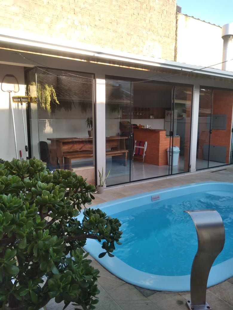Casa à venda com 3 quartos, 64m² - Foto 1
