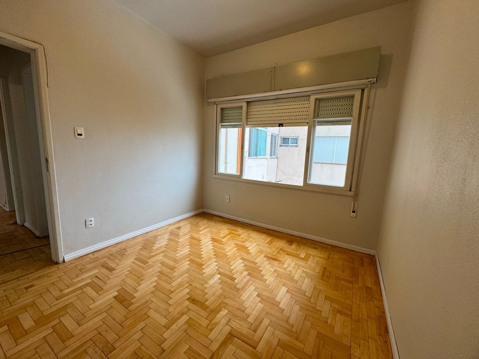 Apartamento 2 dormitórios com dependência 70m2 Moinhos de Vento Av. Cristóvão