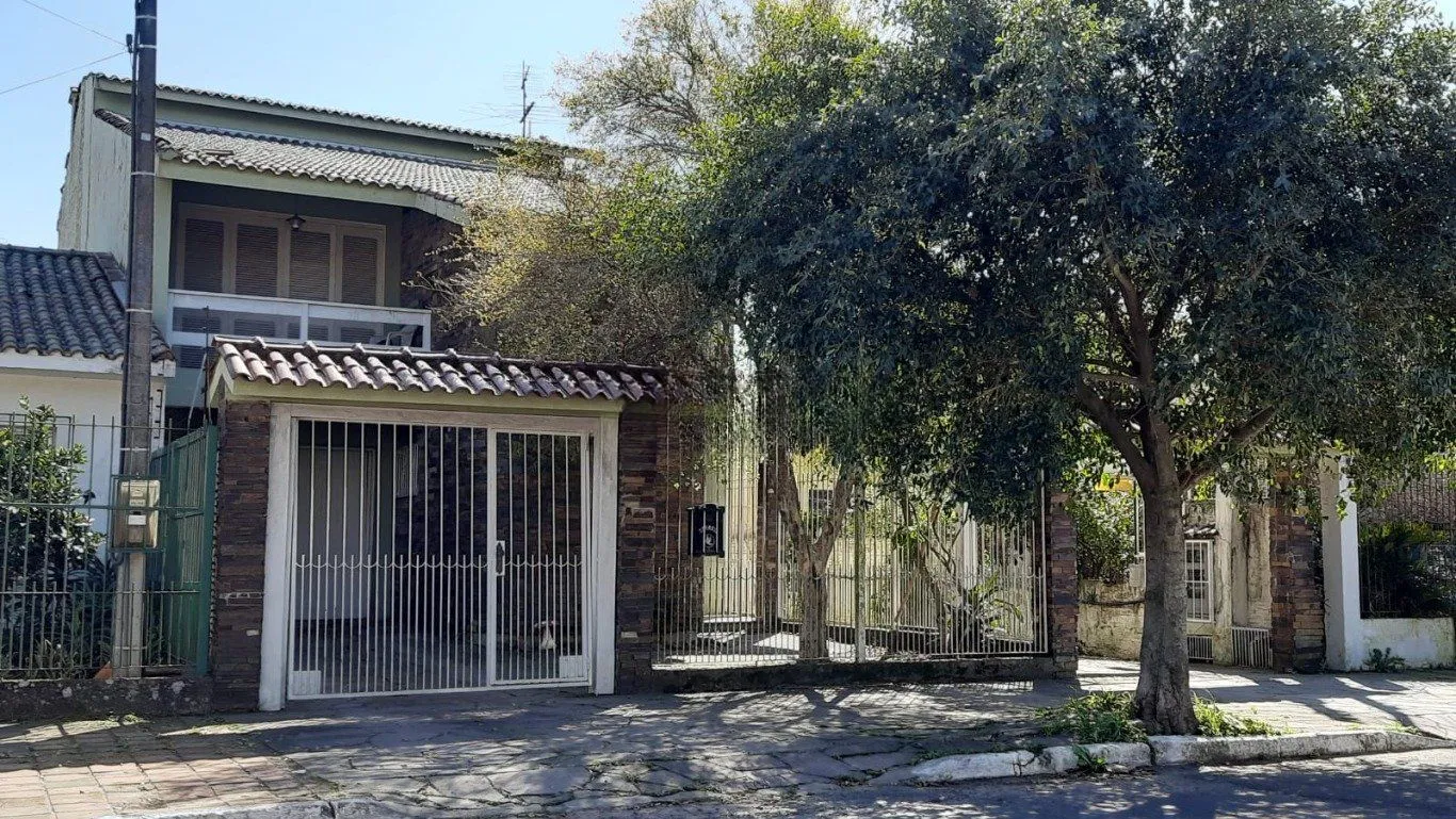 Casa de 5 quartos e 2 vagas de garagem em Canoas.