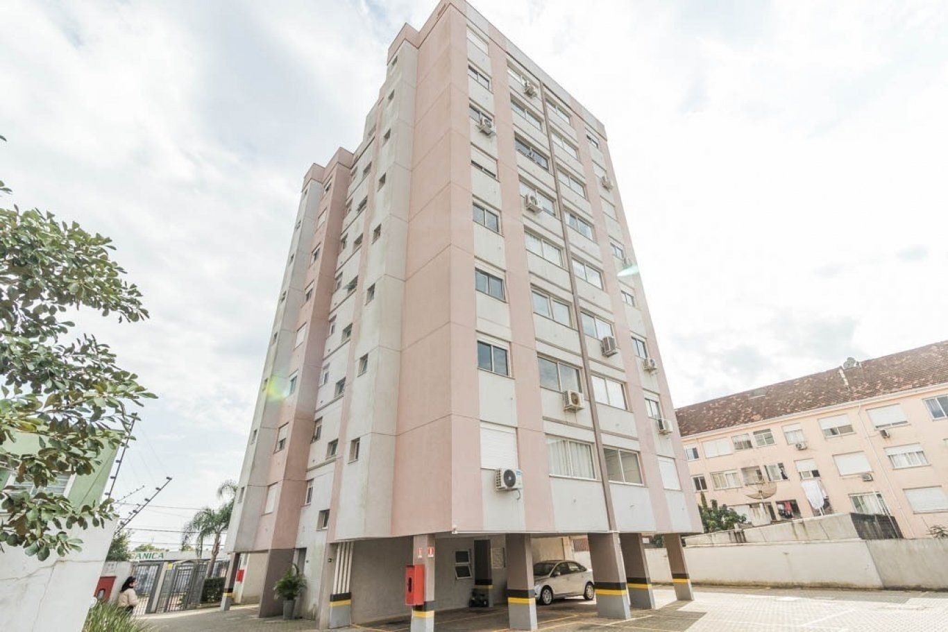 Apartamento semi mobiliado de 2 quartos, elevador e vaga no bairro Partenon.