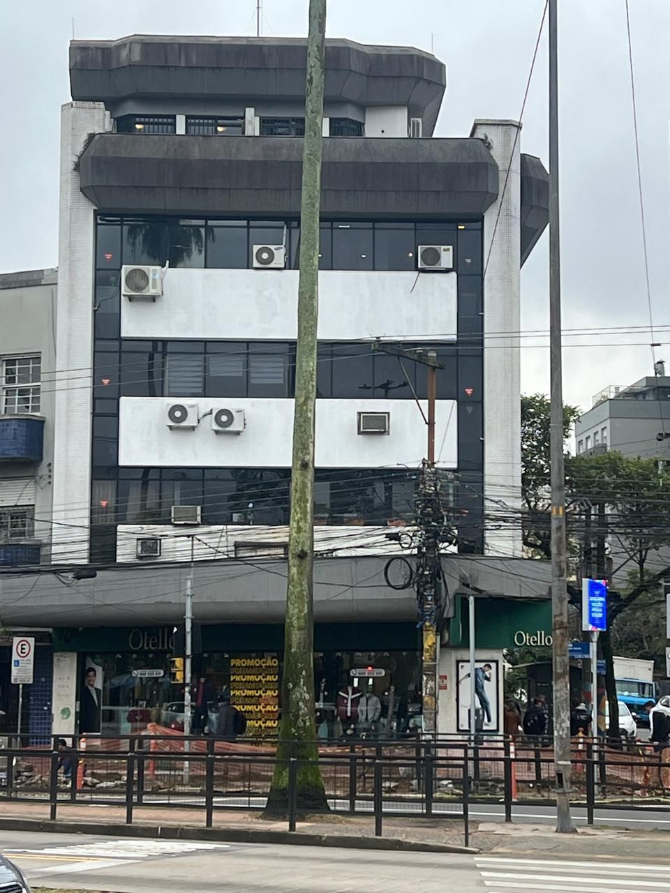 Sala comercial reformada e elevador no bairro Bom Fim. — foto 2