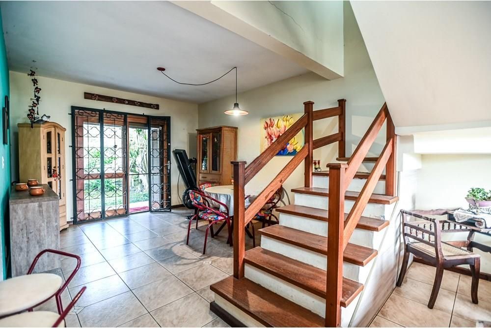 Casa em condomínio fechado de 2 quartos, suíte, 2 vagas no bairro Guarujá